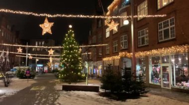 Noel tatilleri için dekore edilen Danimarka, Kopenhag, Viborg, Aarhus 'un tarihi merkezindeki alışveriş caddesi Yeni Yıl tatili için süslenmiş,.