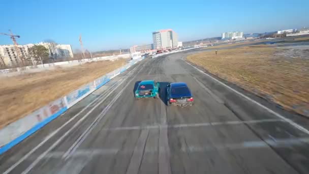 Fpv Kiev ウクライナ 2020年4月8日 アスファルトロードトラックで車を漂流する空中トップビュープロのドライバー 車の煙がたくさんある抽象アスファルトロードタイヤスキッドマーク上の自動車の漂流 — ストック動画
