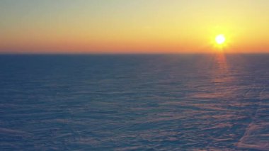 Arktik doğa manzarası Unesco Dünya Mirası Alanı, World of Ice, Drone 'un 4k içerisindeki üst görüntü videosu, iklim değişikliği ve küresel ısınma, Iceberg, bir buzdağının hava manzarası. Antarktika Körfezi 