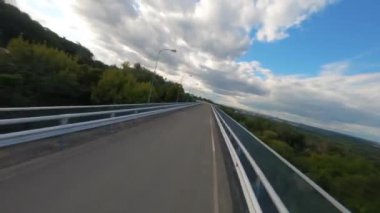 Yol boyunca uçan FPV İHA, Kiev, Ukrayna, Park Köprüsü Mariinsky Parkı Kiev Ukrayna Landmark, Yeşil Çim Tepesi önü. Kaldırımlar düzgünce tepenin üzerine serilmişti.