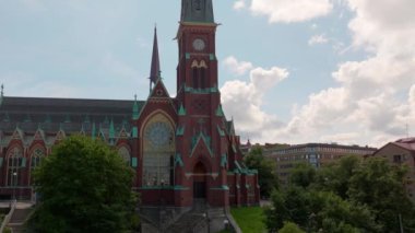Fassbergs Kyrka, Göteborg, İsveç 'in hava manzarası, şehir merkezinin havadan görünüşü, parkın olduğu şehir kanalı manzarası, önü ağaçlar, eski bina, İskandinav şehri kıyı şeridi, çevre binalar. 