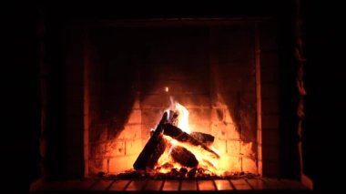 Şömine. Rahatlatıcı Şömine. Yakacak odun. Bir kır evinin alevleri. Sıcaklık ve ev konforu. Toprak. Şöminede ateş yanıyor. Şöminede güzel bir ateş, yanan bir odun. 