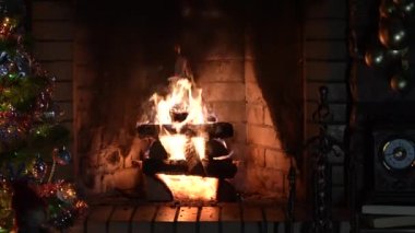 Noel zamanı. Sihirli parlayan ağaç, şömine ve hediyeler, Noel ağacı ve Noel süslemeleri olan şömine, şömine. Rahatlatıcı Şömine. Yakacak odun, kır evi alevleri, ev konforu