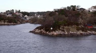  Norveç. İnanılmaz Manzaralı Manzara. Norveç 'in ünlü doğal dönüm noktasında yüzen gemi ya da feribot gemisi ve Popüler İstikamet Yaz Gününde. Arkaplanda karlı Lyngen Alpleri