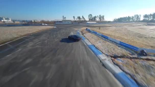 Havadan Görünüşlü Profesyonel Sürücü Asfalt Yolda Sürükleniyor Otomobil Soyut Asfalt — Stok video