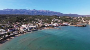 Girit, Yunanistan. Hava aracı atışı. Chania 'daki Falassarna Sahili, Elafonisi lagünü, Falassarna, Tepeler ve Palaiokastro kasabası, Girit, Katholiko Manastırı' ndaki eski Hristiyan kilise kalıntıları, Yunanistan 'ın dönüm noktası.