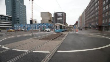 Göteborg, İsveç - 23 Mart 2023: Güneşli bir günde yürüyen yayalarla İsveç 'in Göteborg kentindeki tramvayda hareket eden tramvay. Merkez İstasyon Meydanı, Göteborg. Tramvaylar geçiyor, Tramvay yolda.
