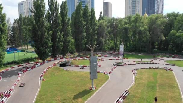 Rennstrecke Möwe Kart Auf Der Straße Ausgabe Drohne Ansicht Kart — Stockvideo