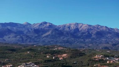 Yunanistan 'daki Girit adasının Dağ Havası manzarası. Gün batımında dağ manzarası, zeytin ağaçları ve üzüm bağları. Güney Ege Denizi üzerinde uçan hava videosu Oia, Santorini, Yunanistan, gün doğumunu gösteriyor
