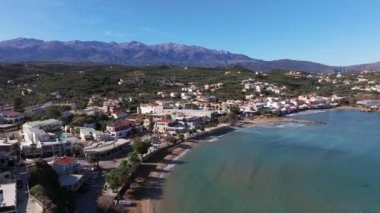Girit, Yunanistan. Hava aracı atışı. Chania 'daki Falassarna Sahili, Elafonisi lagünü, Falassarna, Tepeler ve Palaiokastro kasabası, Girit, Katholiko Manastırı' ndaki eski Hristiyan kilise kalıntıları, Yunanistan 'ın dönüm noktası.