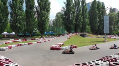Kiev, Ukrayna, yolda yarış pisti martısı go-kart, İHA görüntüsü 4K, eğitim sırasında Kart pilotu, bitiş çizgisini geçen Kart, Rally yarış pisti veya yol işaretleme. Konsepti başlat ve bitir