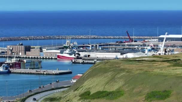 Dania Aarhus 2021 Lotnictwo Statek Płynący Portu Zachodzie Słońca Drone — Wideo stockowe