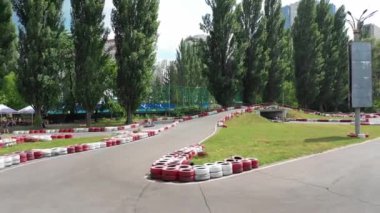 Kiev, Ukrayna, yolda yarış pisti martısı go-kart, İHA görüntüsü 4K, eğitim sırasında Kart pilotu, bitiş çizgisini geçen Kart, Rally yarış pisti veya yol işaretleme. Konsepti başlat ve bitir