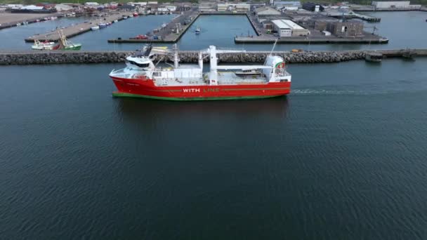 Dania Aarhus 2021 Lotnictwo Statek Płynący Portu Zachodzie Słońca Drone — Wideo stockowe