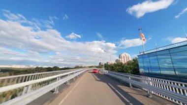 Yol boyunca uçan FPV İHA, Kiev, Ukrayna, Park Köprüsü Mariinsky Parkı Kiev Ukrayna Landmark, Yeşil Çim Tepesi önü. Kaldırımlar düzgünce tepenin üzerine serilmişti.