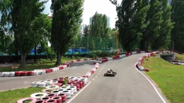 Kiev, Ukrayna, yolda yarış pisti martısı go-kart, İHA görüntüsü 4K, eğitim sırasında Kart pilotu, bitiş çizgisini geçen Kart, Rally yarış pisti veya yol işaretleme. Konsepti başlat ve bitir