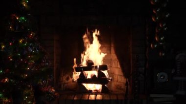 Noel zamanı. Sihirli parlayan ağaç, şömine ve hediyeler, Noel ağacı ve Noel süslemeleri olan şömine, şömine. Rahatlatıcı Şömine. Yakacak odun, kır evi alevleri, ev konforu