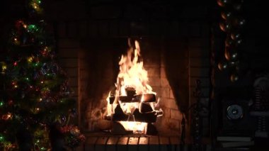Noel zamanı. Sihirli parlayan ağaç, şömine ve hediyeler, Noel ağacı ve Noel süslemeleri olan şömine, şömine. Rahatlatıcı Şömine. Yakacak odun, kır evi alevleri, ev konforu