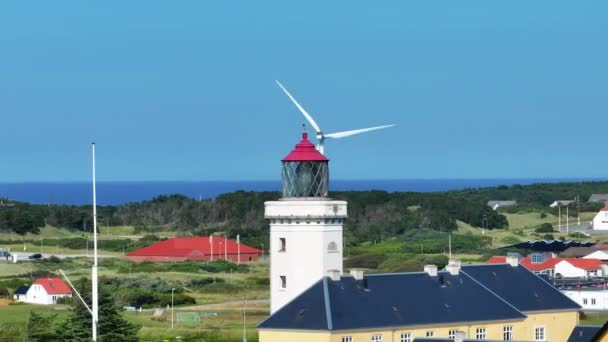 位于丹麦北部日德兰 欧洲的灯塔的空中录像 丹麦海岸的灯塔 在北海上空 Farmland Windmill Aero Denmark View House — 图库视频影像