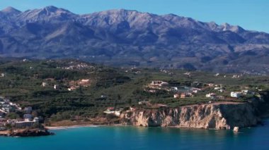 Girit, Yunanistan. Hava aracı atışı. Chania 'daki Falassarna Sahili, Elafonisi lagünü, Falassarna, Tepeler ve Palaiokastro kasabası, Girit, Katholiko Manastırı' ndaki eski Hristiyan kilise kalıntıları, Yunanistan 'ın dönüm noktası.