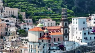 Atrani 'nin Amalfi Sahili' ndeki ünlü sahil köyünün hava manzarası. İtalya 'nın Campania bölgesindeki Salerno ilinin Amalfi kıyısındaki küçük Atrani kasabası. Amalfi kıyısındaki Atrani kasabası, İtalya.