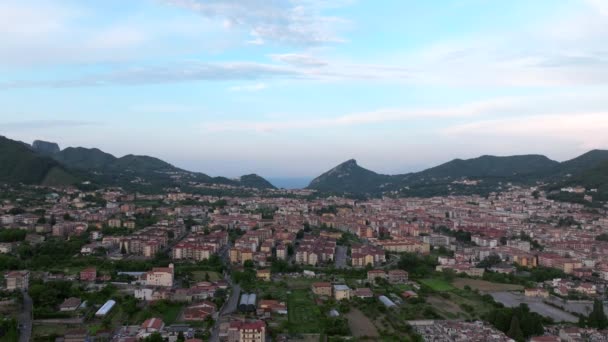 サレルノのパノラマビュー イタリア アマルフィタナは サレルノ県内のイタリアの沿岸道路です 美しい景色 パルティカ サレルノ オールバ カラフルで魅力的な歴史的建築 — ストック動画