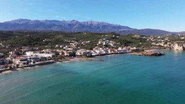 Girit, Yunanistan. Hava aracı atışı. Chania 'daki Falassarna Sahili, Elafonisi lagünü, Falassarna, Tepeler ve Palaiokastro kasabası, Girit, Katholiko Manastırı' ndaki eski Hristiyan kilise kalıntıları, Yunanistan 'ın dönüm noktası.