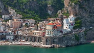 Atrani 'nin Amalfi Sahili' ndeki ünlü sahil köyünün hava manzarası. İtalya 'nın Campania bölgesindeki Salerno ilinin Amalfi kıyısındaki küçük Atrani kasabası. Amalfi kıyısındaki Atrani kasabası, İtalya.
