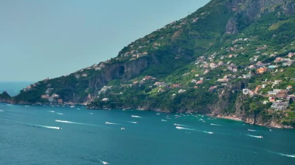 日の出のアマルフィ海岸 ナポリ近くのイタリア海岸 上からのアマルフィとアトラニの町 イタリアの風光明媚な海辺リゾート 海辺の古い町の素晴らしい空中映像 — ストック動画