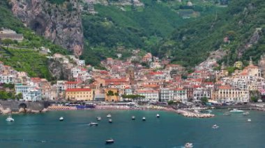 Gün doğumunda Amalfi sahili, Napoli yakınlarında İtalyan sahili, yukarıdan Amalfi ve Atrani kasabaları. İtalyan huzurlu sahil beldesi, eski sahil kasabasının inanılmaz hava görüntüleri.. 