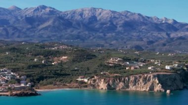 Girit, Yunanistan. Hava aracı atışı. Chania 'daki Falassarna Sahili, Elafonisi lagünü, Falassarna, Tepeler ve Palaiokastro kasabası, Girit, Katholiko Manastırı' ndaki eski Hristiyan kilise kalıntıları, Yunanistan 'ın dönüm noktası.