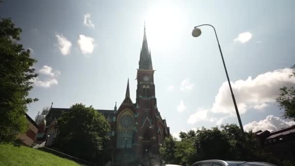 オスカー フレデリック教会の6世は 1893年4月2日にエドヴァルド ハーマン ロヒド司教によって建てられ オスカー フレデリック教会とその背景にある美しい都市を眺めています — ストック動画