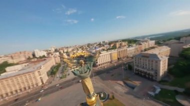 FPV, Kiev Anıtı, Independence Meydanı, Bağımsızlık Anıtı. Meydan Nezalezhnosti, Stella elinde bir dalla Kiev, Ukrayna 'da ünlü bir heykel. Ukrayna 'nın özgürlüğünün sembolü