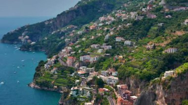 Gün doğumunda Amalfi sahili, Napoli yakınlarında İtalyan sahili, yukarıdan Amalfi ve Atrani kasabaları. İtalyan huzurlu sahil beldesi, eski sahil kasabasının inanılmaz hava görüntüleri.. 