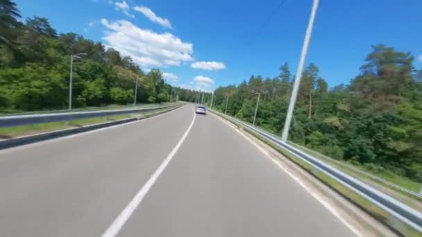 Fpv Машина Йде Дорозі Змішаний Ліс Дорожня Поїздка Діловий Автомобіль — стокове відео