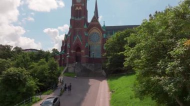 Fassbergs Kyrka, Göteborg, İsveç 'in hava manzarası, şehir merkezinin havadan görünüşü, parkın olduğu şehir kanalı manzarası, önü ağaçlar, eski bina, İskandinav şehri kıyı şeridi, çevre binalar. 