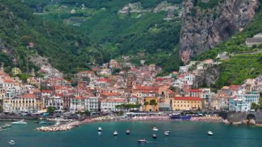 Gün doğumunda Amalfi sahili, Napoli yakınlarında İtalyan sahili, yukarıdan Amalfi ve Atrani kasabaları. İtalyan huzurlu sahil beldesi, eski sahil kasabasının inanılmaz hava görüntüleri.. 