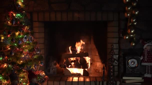 圣诞节 采购产品魔法发光树 壁炉和礼物 壁炉与圣诞树和圣诞装饰 萤火虫 舒适的松驰菲比 乡间别墅的火焰 家的安慰 — 图库视频影像