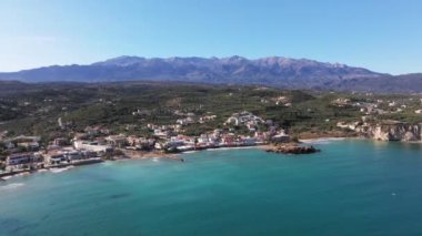 Girit, Yunanistan. Hava aracı atışı. Chania 'daki Falassarna Sahili, Elafonisi lagünü, Falassarna, Tepeler ve Palaiokastro kasabası, Girit, Katholiko Manastırı' ndaki eski Hristiyan kilise kalıntıları, Yunanistan 'ın dönüm noktası.