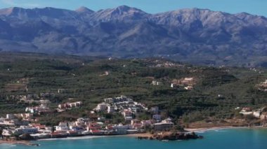 Yunanistan 'daki Girit adasının Dağ Havası manzarası. Gün batımında dağ manzarası, zeytin ağaçları ve üzüm bağları. Güney Ege Denizi üzerinde uçan hava videosu Oia, Santorini, Yunanistan, gün doğumunu gösteriyor