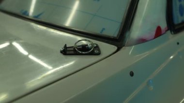 Araba servisi. Yakından, Benzin istasyonunda araba tamiri. Araç servis istasyonundaki avttomobil motor bloğu, fren pedleri, araba cilalama, otomobil tamirhanesi, küçük işletme atölyesi 