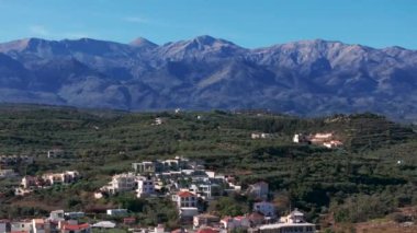 Girit, Yunanistan. Hava aracı atışı. Chania 'daki Falassarna Sahili, Elafonisi lagünü, Falassarna, Tepeler ve Palaiokastro kasabası, Girit, Katholiko Manastırı' ndaki eski Hristiyan kilise kalıntıları, Yunanistan 'ın dönüm noktası.