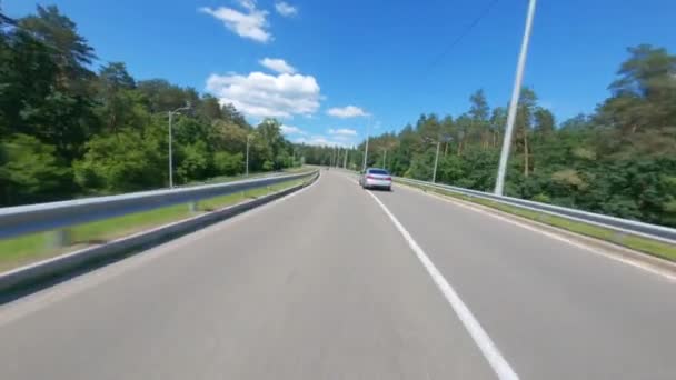 Fpv Машина Йде Дорозі Змішаний Ліс Дорожня Поїздка Діловий Автомобіль — стокове відео