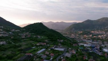 Gün doğumunda Amalfi sahili, Napoli yakınlarında İtalyan sahili, yukarıdan Amalfi ve Atrani kasabaları. İtalyan huzurlu sahil beldesi, eski sahil kasabasının inanılmaz hava görüntüleri.. 
