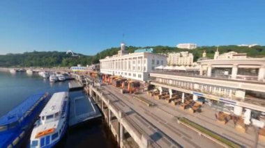 FPV, hava manzaralı güzel Kyiv nehir istasyonu. Ukrayna, şehir meydanı ve nehir istasyonu, güneşli bir bahar gününde posta ve sözleşme bölgesi. İnsansız hava aracı Kiev binasını vurdu. Ukrayna 'nın başkenti, Poshtova Meydanı