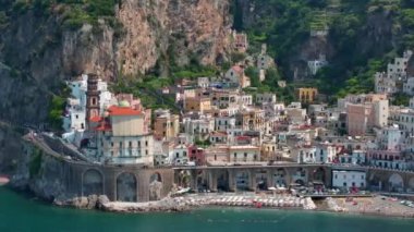 Atrani 'nin Amalfi Sahili' ndeki ünlü sahil köyünün hava manzarası. İtalya 'nın Campania bölgesindeki Salerno ilinin Amalfi kıyısındaki küçük Atrani kasabası. Amalfi kıyısındaki Atrani kasabası, İtalya.