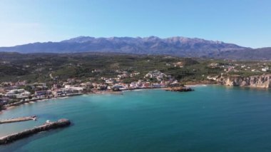 Girit, Yunanistan. Hava aracı atışı. Chania 'daki Falassarna Sahili, Elafonisi lagünü, Falassarna, Tepeler ve Palaiokastro kasabası, Girit, Katholiko Manastırı' ndaki eski Hristiyan kilise kalıntıları, Yunanistan 'ın dönüm noktası.