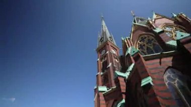  Göteborg, İsveç - 23 Mart 2023: Hiperlapa, 2 Nisan 1893 'te inşa edilen Oscar Fredriks kilisesi Timelapse manzarası, Kilise, Oscar Fredrik kilisesi manzarası ve arka plandaki güzel şehir, 