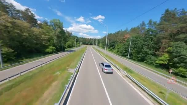 Fpv Autó Megy Úton Vegyes Erdő Road Trip Üzleti Autó — Stock videók
