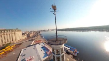 FPV, hava manzaralı güzel Kyiv nehir istasyonu. Ukrayna, şehir meydanı ve nehir istasyonu, güneşli bir bahar gününde posta ve sözleşme bölgesi. İnsansız hava aracı Kiev binasını vurdu. Ukrayna 'nın başkenti, Poshtova Meydanı